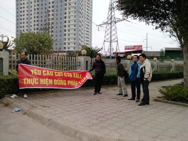 Cư dân CT6 tập trung trước cổng BQL Dự án Xa La đòi chủ đầu tư phải thực hiện đúng như cam kết ban đầu trong hợp đồng Cư dân CT6 tập trung trước cổng BQL Dự án Xa La đòi chủ đầu tư phải thực hiện đúng như cam kết ban đầu trong hợp đồng