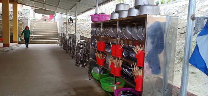 Bát đũa được rửa dọn, sắp xếp sạch sẽ đảm bảo vệ sinh cho các e trong mỗi bữa ăn (Ảnh: Đức Minh)
