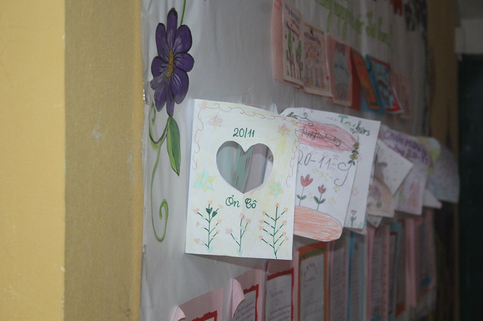 Món quà tuy giản dị nhưng chứa đầy tình cảm của học sinh, cái tình của vùng cao là vậy, chân chất, mộc mạc và đơn sơ, không vồn vã như phố thị (Ảnh: Đức Minh)