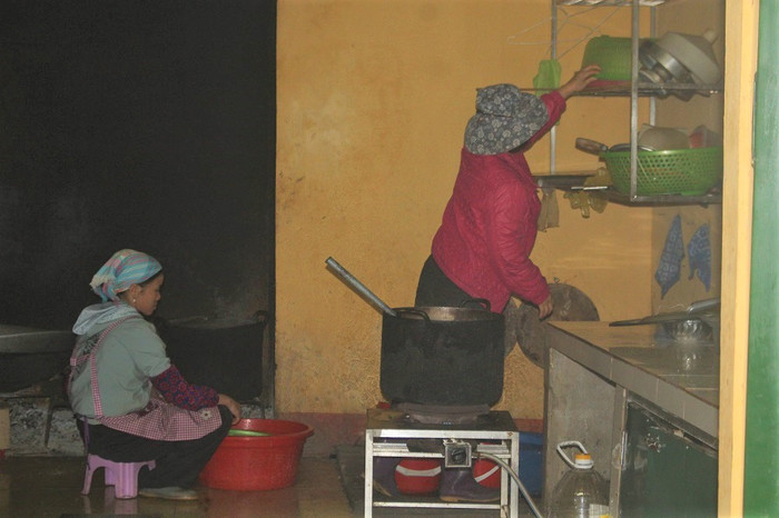 Khu bếp ăn được sắp gọn gàng, sạch sẽ đáp ứng những tiêu chuẩn về vệ sinh thực phẩm, thực đơn cũng liên tục được thay đổi đa dạng (Ảnh: Đức Minh)