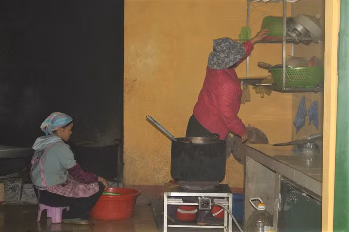 Khu bếp ăn được sắp gọn gàng, sạch sẽ đáp ứng những tiêu chuẩn về vệ sinh thực phẩm, thực đơn cũng liên tục được thay đổi đa dạng (Ảnh: Đức Minh)