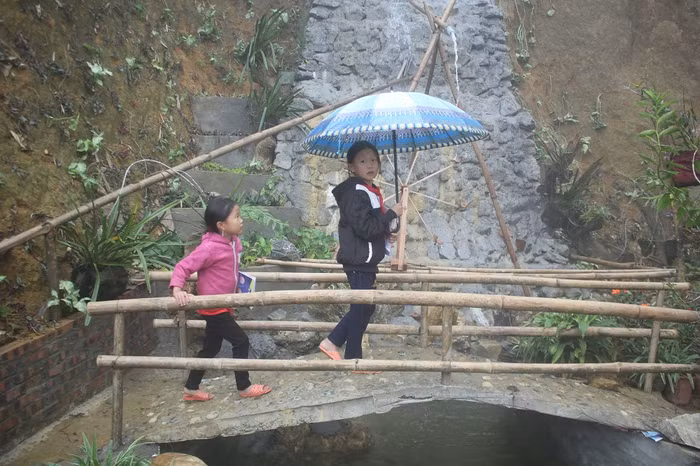 Học sinh tìm hiểu về nét đẹp văn hóa dân tộc trong khu vườn trẻ thơ (Ảnh: Đức Minh)