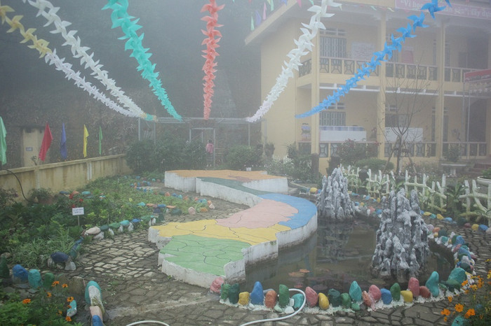 Khu vườn không chỉ nhằm phục vụ nhu cầu học tập ngoại khóa của các em, khu vườn còn là nơi để các học sinh được giáo dục về văn hóa các dân tộc và chủ quyền biển đảo đất nước (Ảnh: Đức Minh)