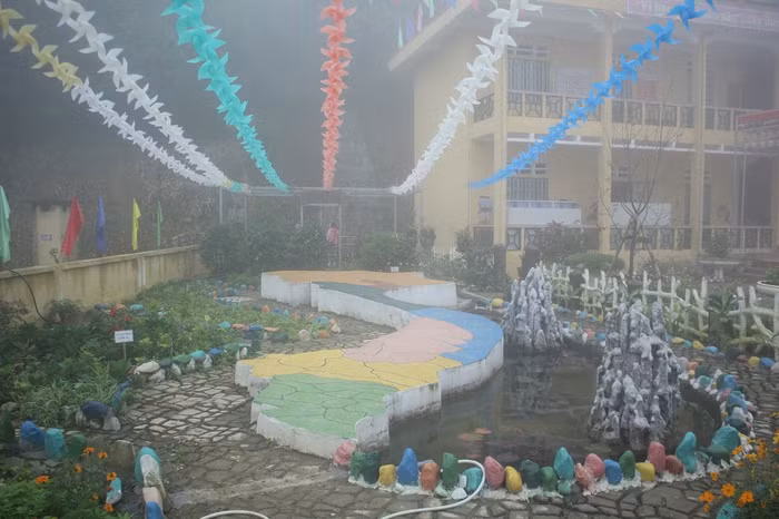 Khu vườn không chỉ nhằm phục vụ nhu cầu học tập ngoại khóa của các em, khu vườn còn là nơi để các học sinh được giáo dục về văn hóa các dân tộc và chủ quyền biển đảo đất nước (Ảnh: Đức Minh)