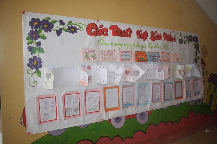 Món quà nhỏ nhưng đầy ý nghĩa do các em học sinh vùng cao tự làm tặng thầy cô nhân ngày 20-11 (Ảnh: Đức Minh)