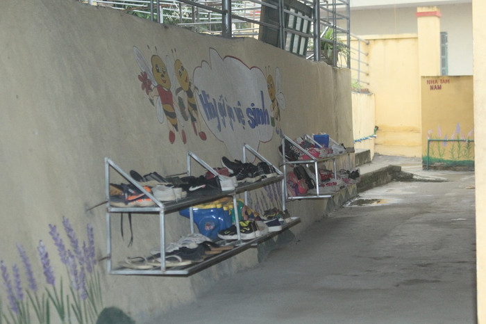 Giày dép ngăn nắp, ở đây mọi sinh hoạt đều được các học sinh thực hiện nghiêm chỉnh, nề nếp theo đúng tác phong quân đội (Ảnh: Đức Minh)