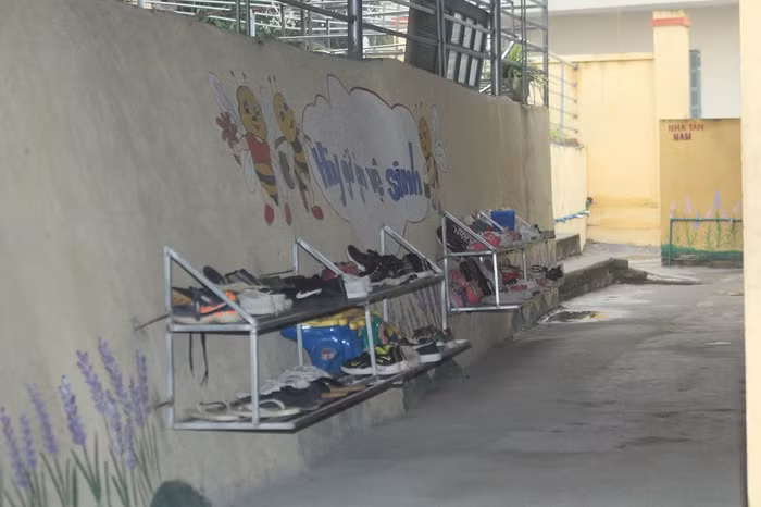 Giày dép ngăn nắp, ở đây mọi sinh hoạt đều được các học sinh thực hiện nghiêm chỉnh, nề nếp theo đúng tác phong quân đội (Ảnh: Đức Minh)