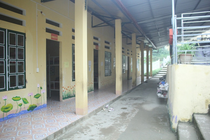 Khu nhà ở bán trú khang trang của các em học sinh, ở đây các em được tạo điều kiện ăn ở đầy đủ (Ảnh: Đức Minh)