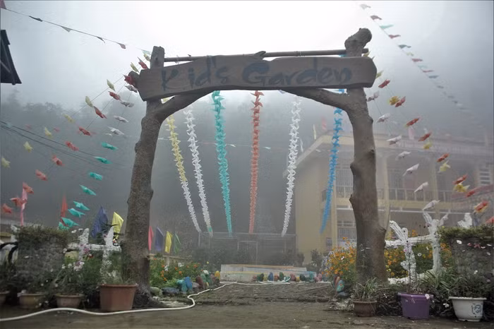 Khu “ vườn hoa trẻ thơ” được các thầy cô thiết kế và phụ huynh góp công xây dựng (Ảnh: Đức Minh)