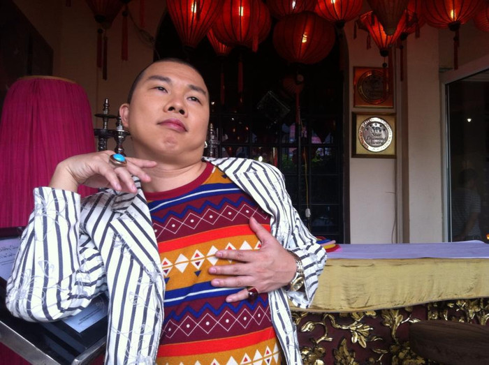 Tạo hình mới trong vai 'bóng' của anh khiến nhiều người thích thú. Tạo hình mới trong vai 'bóng' của anh khiến nhiều người thích thú.