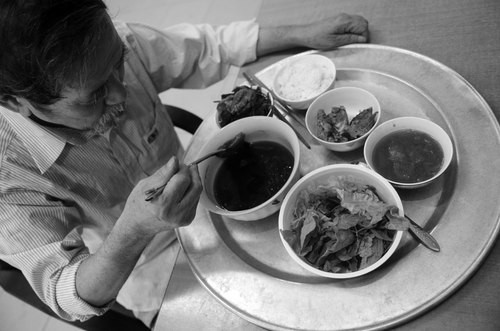 Bữa cơm trưa của nhà văn Lê Lựu. Bữa cơm trưa của nhà văn Lê Lựu.