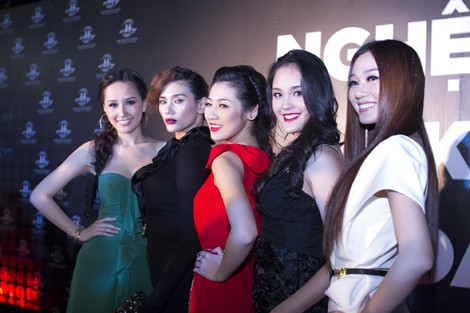 Hoàng Yến, Á hậu Hoàng Anh, Tú Anh (3 người đứng giữa)