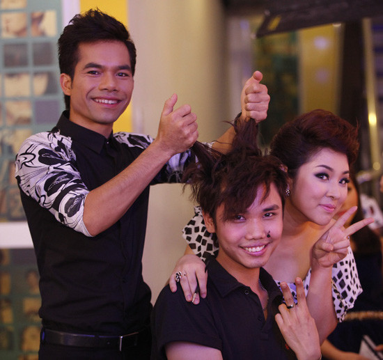 Tuy nhiên, sau một hồi loay hoay, 'tác phẩm' của hai thí sinh trông rất hài hước. Cả ba hướng về ống kính nhí nhảnh tạo dáng chụp ảnh kỷ niệm.