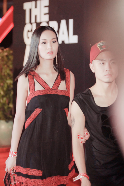 Đỗ Mạnh Cường thấp hơn Tống Diệu Hằng tới 1 cái đầu.