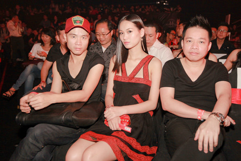 Diệu Hằng diện chiếc đầm hiệu Givenchy khá năng động để hòa cùng giới trẻ và không khí sôi động của buổi biểu diễn.