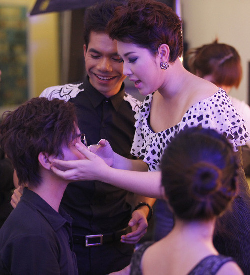 Tối 4/1, trước khi chương trình Vietnam Idol lên sóng, các thí sinh được trang điểm, làm tóc kỹ lưỡng ở hậu trường. Sau khi hoàn thành phần hóa trang của mình, Bảo Trâm và Ya Suy 'rủ nhau' bày trò để 'quậy'. Họ chọn một nhân vật trong hậu trường làm mẫu để tập làm chuyên gia make-up.