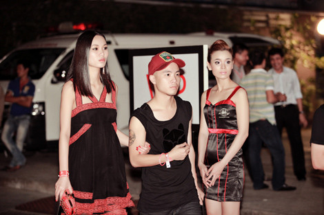 Cặp đôi khoác tay tình cảm khi đến sự kiện âm nhạc. Trông Đỗ Mạnh Cường thấp bé hơn hẳn Tống Diệu Hằng.