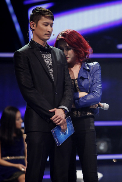 Trên sân khấu, khoảnh khắc Hương Giang xúc động nhất là khi xem lại clip về thăm gia đình. Cô nép vào MC Huy Khánh để khóc.