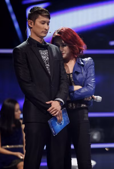 Trên sân khấu, khoảnh khắc Hương Giang xúc động nhất là khi xem lại clip về thăm gia đình. Cô nép vào MC Huy Khánh để khóc.