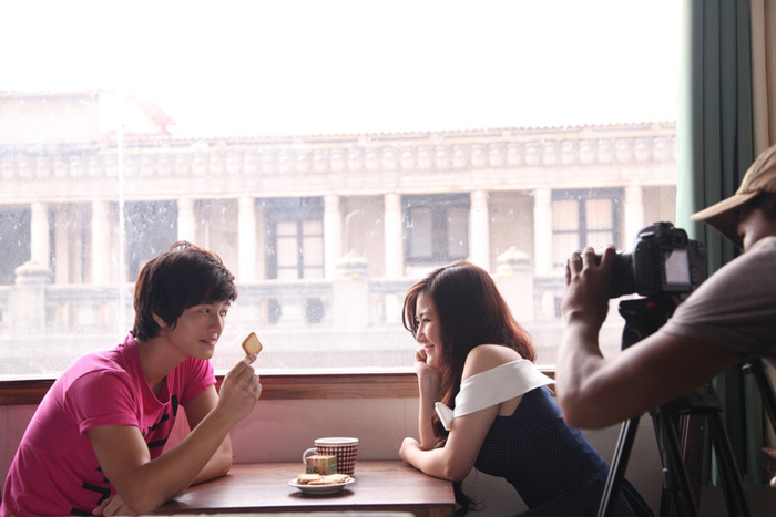 Trong MV của Hương Tràm, cô sẽ đóng vai nữ chính, cất tiếng hát để kể câu chuyện tình yêu của mình. Tham gia trong MV còn có sự góp mặt của Hotboy Huỳnh Anh. Sau hai ngày quay, Hương Tràm được nhiều lời khen ngợi từ bạn diễn, cũng như ekip thực hiện về năng khiếu diễn xuất của cô. Trong MV của Hương Tràm, cô sẽ đóng vai nữ chính, cất tiếng hát để kể câu chuyện tình yêu của mình. Tham gia trong MV còn có sự góp mặt của Hotboy Huỳnh Anh. Sau hai ngày quay, Hương Tràm được nhiều lời khen ngợi từ bạn diễn, cũng như ekip thực hiện về năng khiếu diễn xuất của cô.