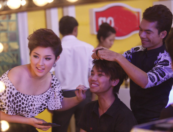 Đã gắn bó với nhau khoảng 4 tháng nay, các thí sinh rất thân thiết và hiểu ý nhau. Khi Bảo Trâm tô son, kẻ lông mày cho 'người mẫu', Ya Suy tranh thủ tạo kiểu tóc.