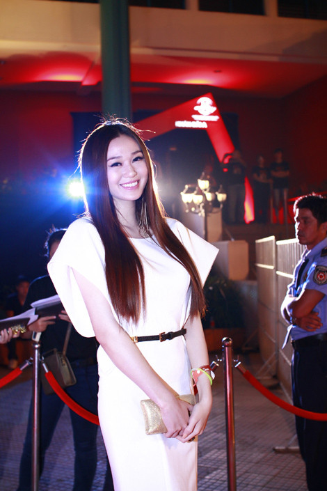 Diễm My diện váy trắng thanh thoát và có một mái tóc óng ả.