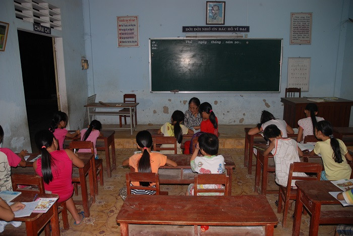 Khơi đèn đom đóm trên xóm vạn đò sông Hương Khơi đèn đom đóm trên xóm vạn đò sông Hương