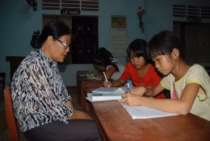 Cô Hạnh đã có 16 năm dạy trẻ em tại xóm Vạn đò Bến Me (Ảnh:V.N)