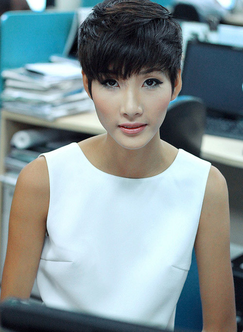 Những kiểu tóc hiện đại này đánh dấu sự thay đổi mạnh mẽ của Hoàng Thùy. Từ một "thôn nữ", Hoàng Thùy ngày càng tỏa sáng sau danh hiệu Quán quân Next Top Model. Những kiểu tóc hiện đại này đánh dấu sự thay đổi mạnh mẽ của Hoàng Thùy. Từ một "thôn nữ", Hoàng Thùy ngày càng tỏa sáng sau danh hiệu Quán quân Next Top Model.