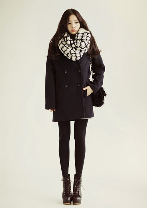 Kết hợp cùng áo dạ dáng dài, khăn len, legging cùng ankle boots.