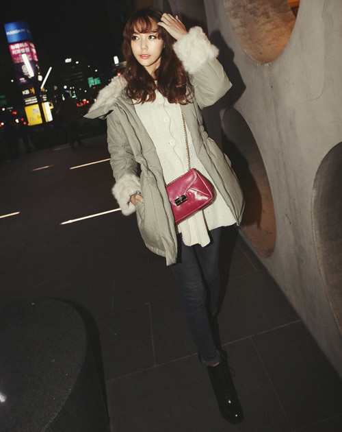 Áo len dáng dài kết hợp cùng skinny jeans và ankle boots sẽ là sự bổ trợ đơn giản nhưng đủ thời trang cho chiếc áo phao của bạn. Với cả set đồ màu trung tính, chiếc túi nhỏ xinh nổi bật sẽ giúp bạn trẻ trung hơn đấy.