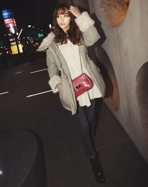 Áo len dáng dài kết hợp cùng skinny jeans và ankle boots sẽ là sự bổ trợ đơn giản nhưng đủ thời trang cho chiếc áo phao của bạn. Với cả set đồ màu trung tính, chiếc túi nhỏ xinh nổi bật sẽ giúp bạn trẻ trung hơn đấy.