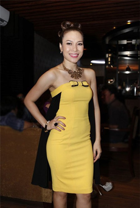 Chiếc váy vàng Mỹ Tâm tự thiết kế để mặc trong bữa tiệc khai trương thương hiệu đầu tiên của mình có nét hao hao giống chiếc váy Thanh Hằng từng mặc trong một sự kiện cách đó không lâu.
