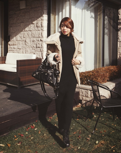 Còn với chiếc váy dài chấm gót, gam màu tối từ đầu tới chân cùng chiếc boots cao sẽ giúp bạn kéo lại tỉ lệ cơ thế.