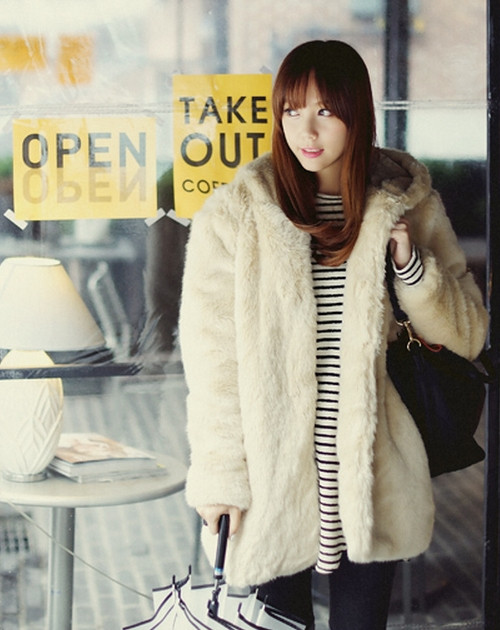 Với những cô nàng ưu sự năng động, quần skinny và áo len sẽ giúp bạn thoải mái hơn trong những ngày đông này.