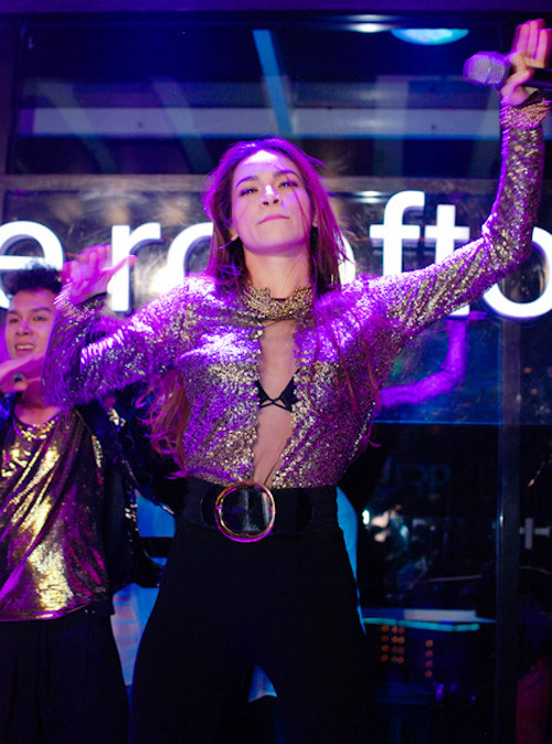 Hà Hồ có thể thuần phục thắt lưng to bản nhưng hiệu quả thời trang mà nó mang lại cho nữ ca sĩ cũng chỉ dừng ở mức tạm ổn. Hà Hồ có thể thuần phục thắt lưng to bản nhưng hiệu quả thời trang mà nó mang lại cho nữ ca sĩ cũng chỉ dừng ở mức tạm ổn.