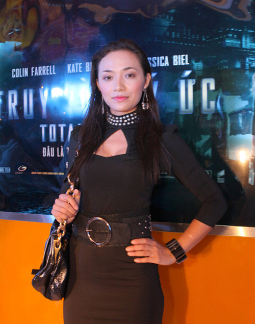 Kết hợp mạnh dạn giữa sến và hầm hố được coi là "biệt tài" của Tina Tình. Kết hợp mạnh dạn giữa sến và hầm hố được coi là "biệt tài" của Tina Tình.