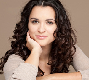 Mái tóc dài(qua vai), gợn sóng nói rằng bạn là một người rất thú vị , thích đi tụ tập sau giờ làm việc.