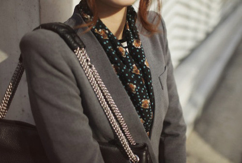 Hoặc có thể xếp khăn thành một cổ áo bên trong như thế này.