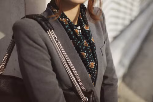 Hoặc có thể xếp khăn thành một cổ áo bên trong như thế này.