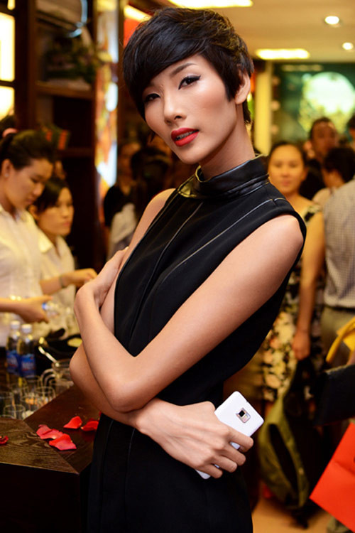 Hình ảnh đời thường của Hoàng Thùy cũng rất lạ lẫm, đẹp mắt. Hình ảnh đời thường của Hoàng Thùy cũng rất lạ lẫm, đẹp mắt.