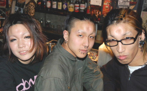 Thanh niên Nhật muốn có cảm giác ma quái trong những đêm tiệc. Không ít người cho rằng bơm trán phồng là một xu hướng thác loạn của giới trẻ.