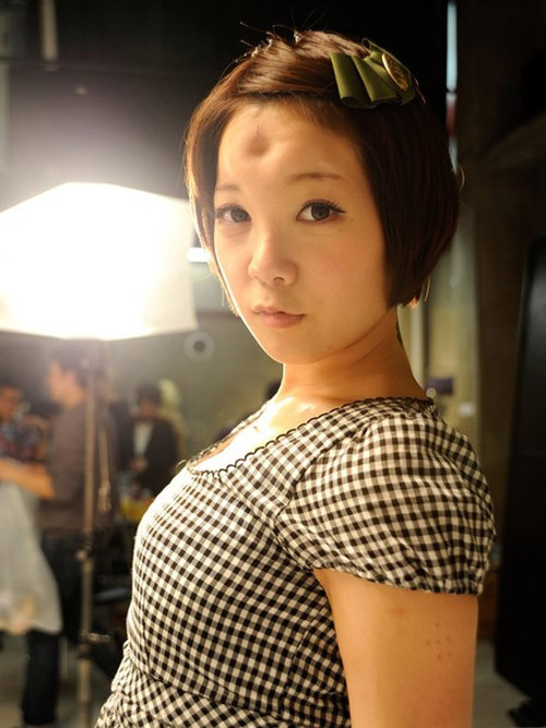 Ấn ngón tay vào giữa trán để được 1 vệt lõm độc đáo.