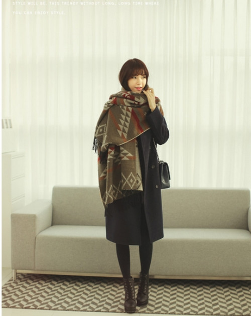 Mỗi khi ra ngoài, chiếc khăn to bản cũng là gợi ý hay giúp bạn vừa tránh gió lại thêm ấn tượng. Hãy chú ý màu sắc khăn với áo thật hài hòa bạn nhé!