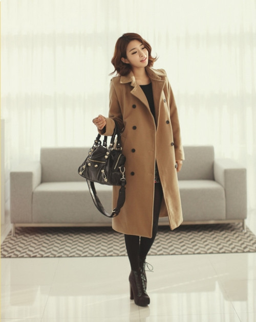 Váy liền cùng trench coat luôn đảm bảo cho cô nàng công sở sự thanh lịch, thời trang.
