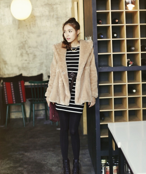 Chiếc váy bó kẻ đen-trắng bên trong, phối cùng legging và áo lông tạo vẻ trẻ trung, năng động.