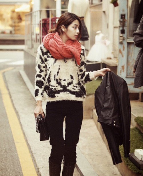 Cá tính với kiểu quàng nhiều nút thắt.