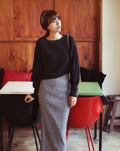 Thiết kế váy ôm sát đi kèm với áo len mang tới vẻ ngoài có chút chất cổ điển ngọt ngào.