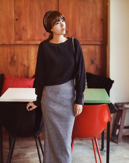 Thiết kế váy ôm sát đi kèm với áo len mang tới vẻ ngoài có chút chất cổ điển ngọt ngào.