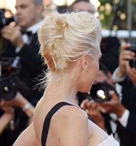 Kiểu tóc "French Twist" dành cho những mái tóc mềm, mượt.